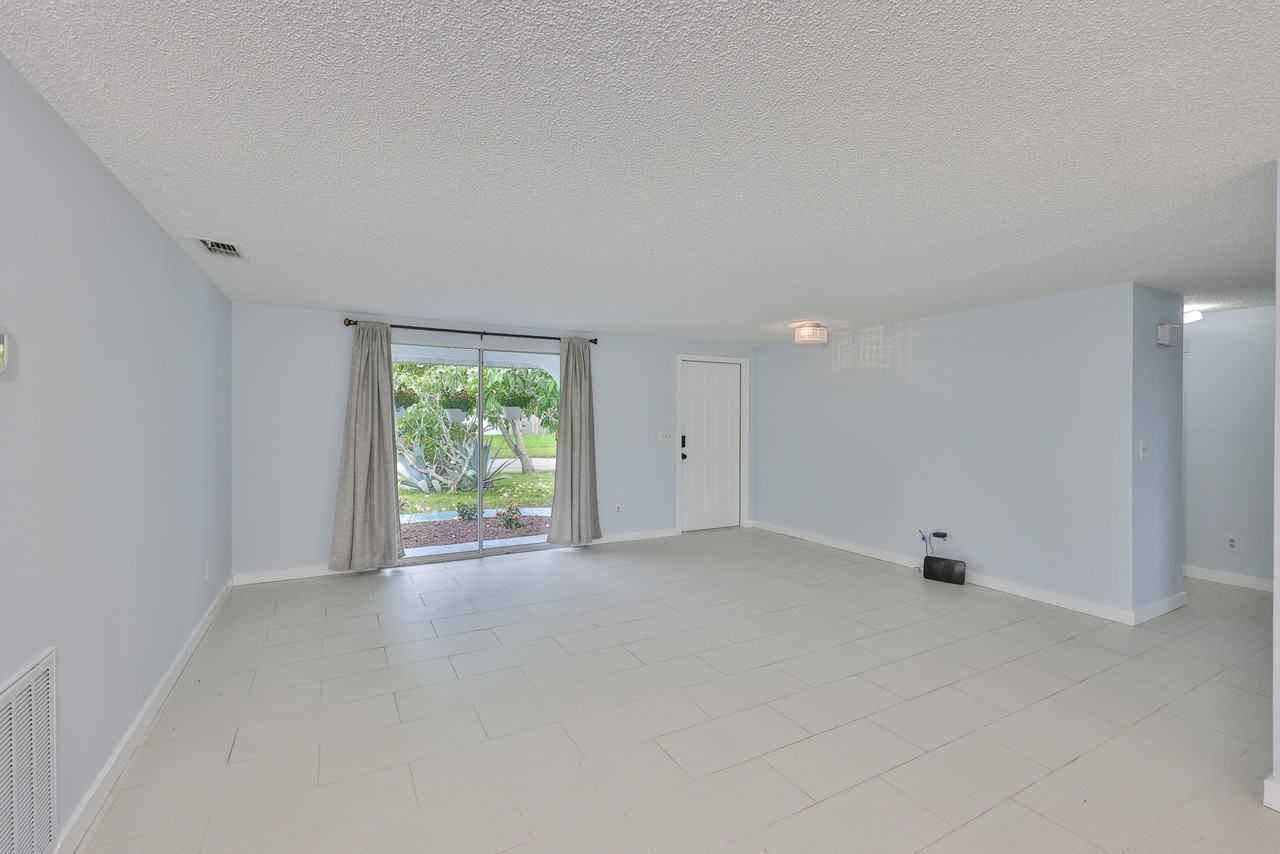 423 Flamingo Dr - Photo 7 of 32