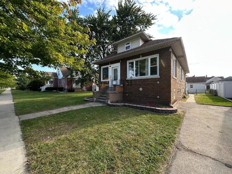 2123 Davis Ave - Photo 3 of 30