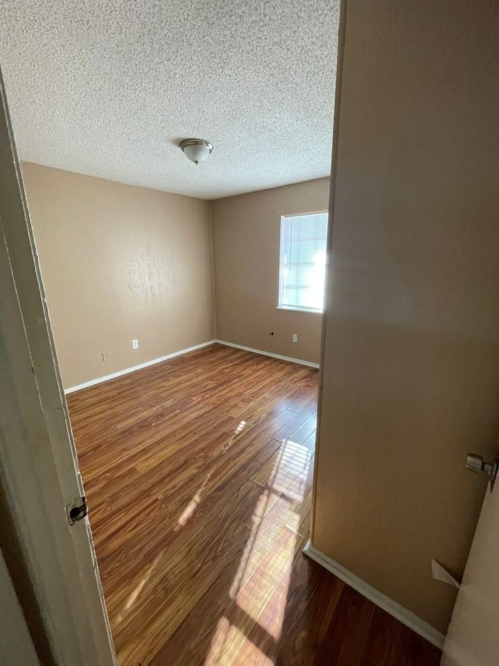 913 Athol Street - Photo 2 of 24