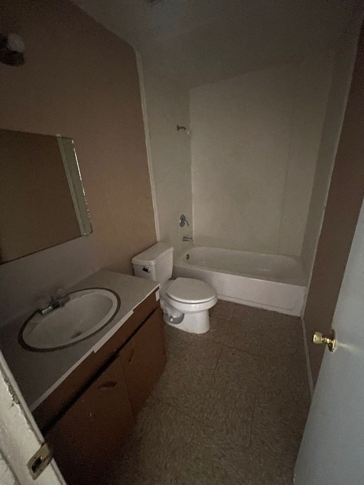 913 Athol Street - Photo 7 of 24