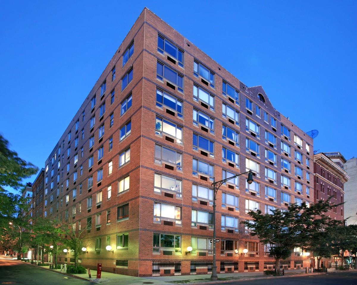 110 Horatio St - Photo 4 of 12