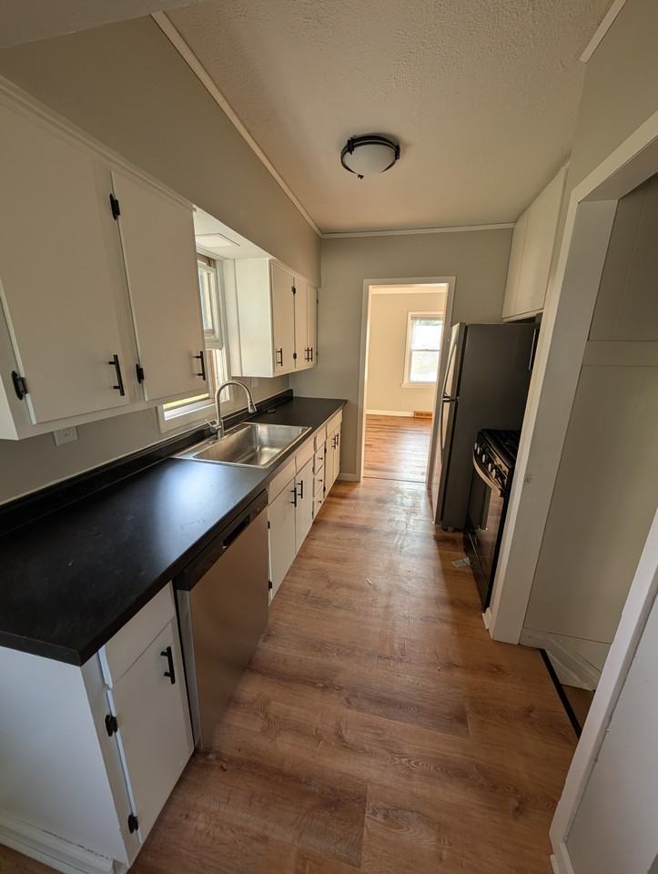 2016 Eastmoreland Ave - Photo 2 of 9