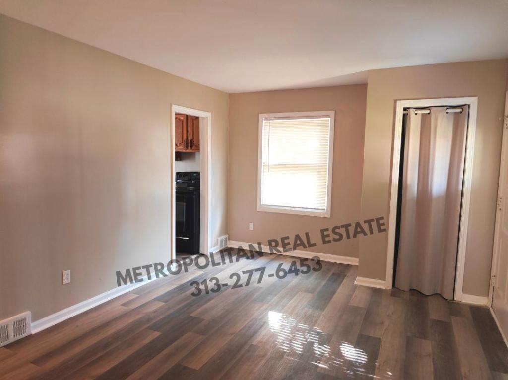 32139 Balmoral St - Photo 4 of 14