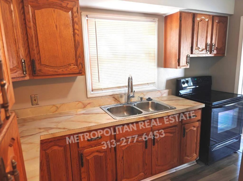 32139 Balmoral St - Photo 6 of 14