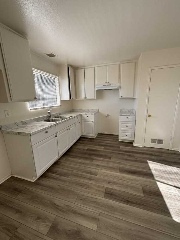 1134 E Avenue Q - Photo 2 of 8