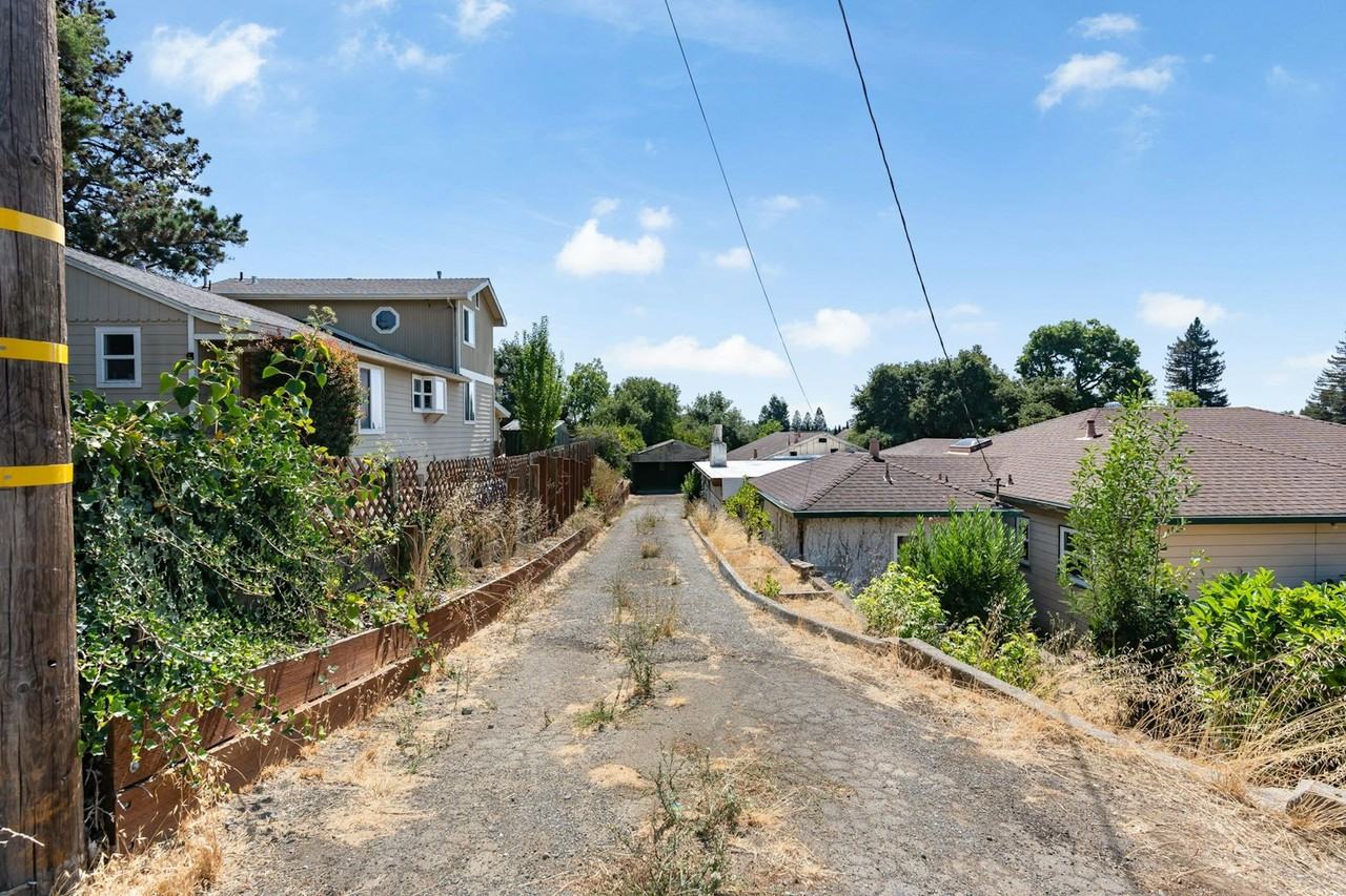 4639 James Avenue - Photo 3 of 25