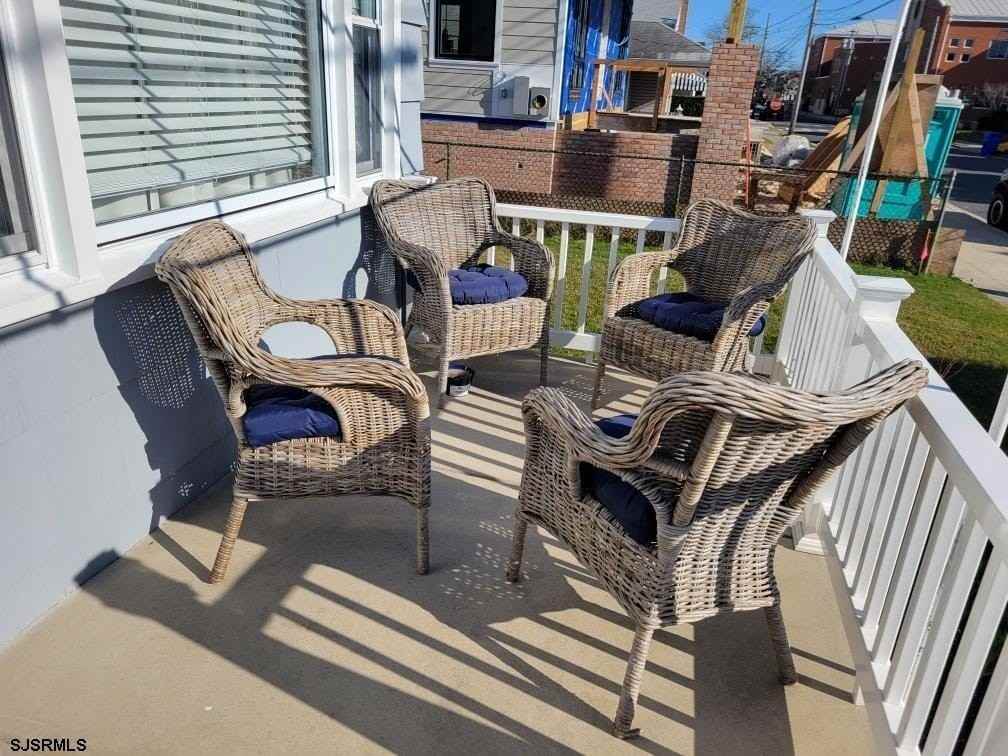 209 N Granville Ave - Photo 3 of 29