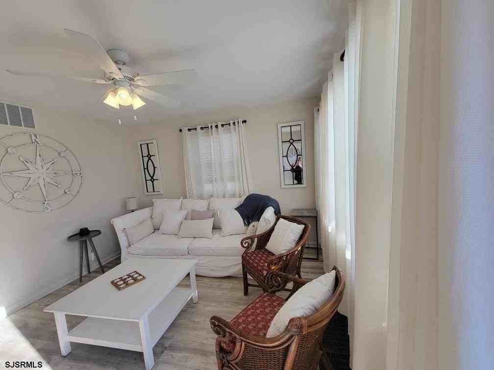 209 N Granville Ave - Photo 4 of 29