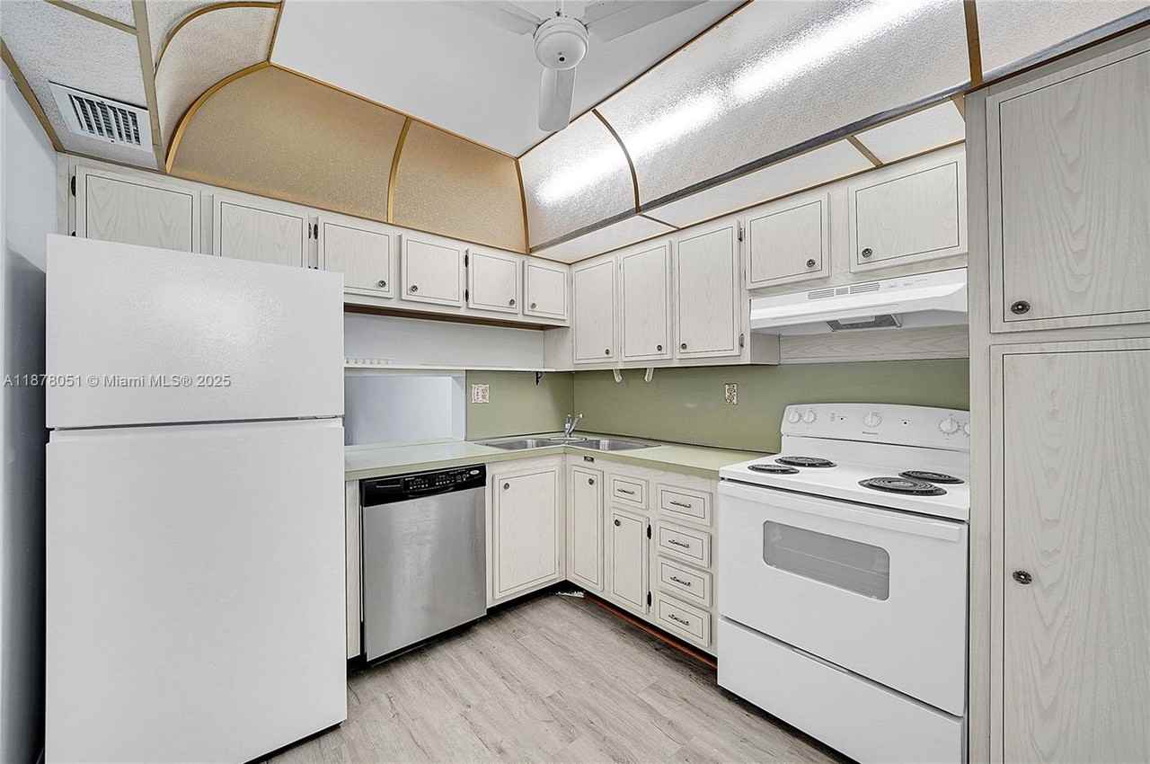 5320 Nw 11th St #205 - Photo 4 of 26