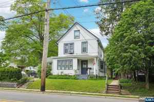 featured image of 412 S Maple Ave