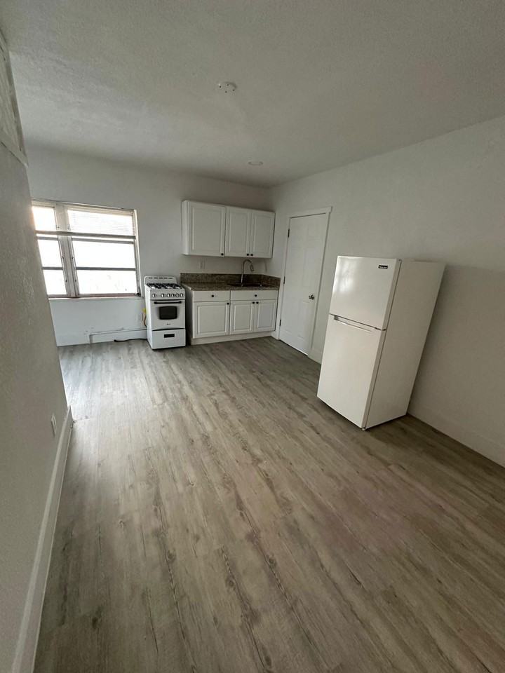 1943 71st St #1A - Photo 3 of 8