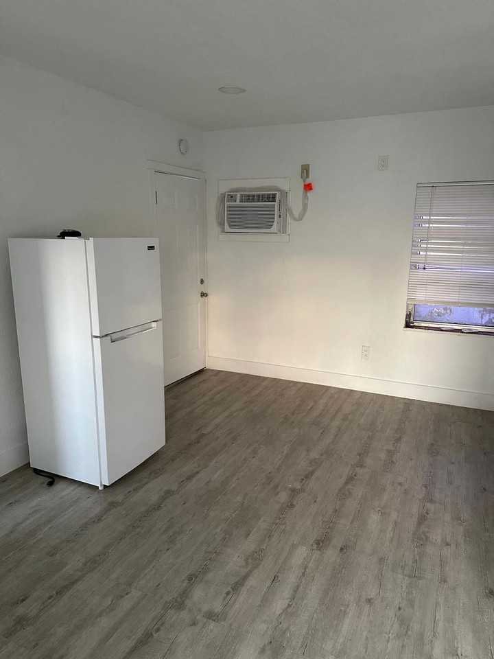 1943 71st St #1A - Photo 4 of 8