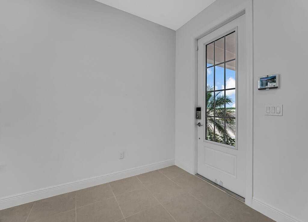 930 SW Prairie Avenue - Photo 5 of 50