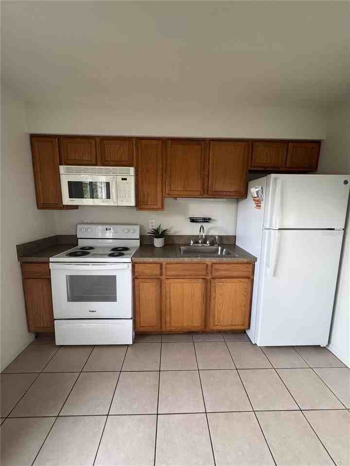 424 Almond St - Photo 4 of 27