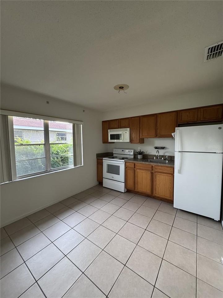 424 Almond St - Photo 5 of 27