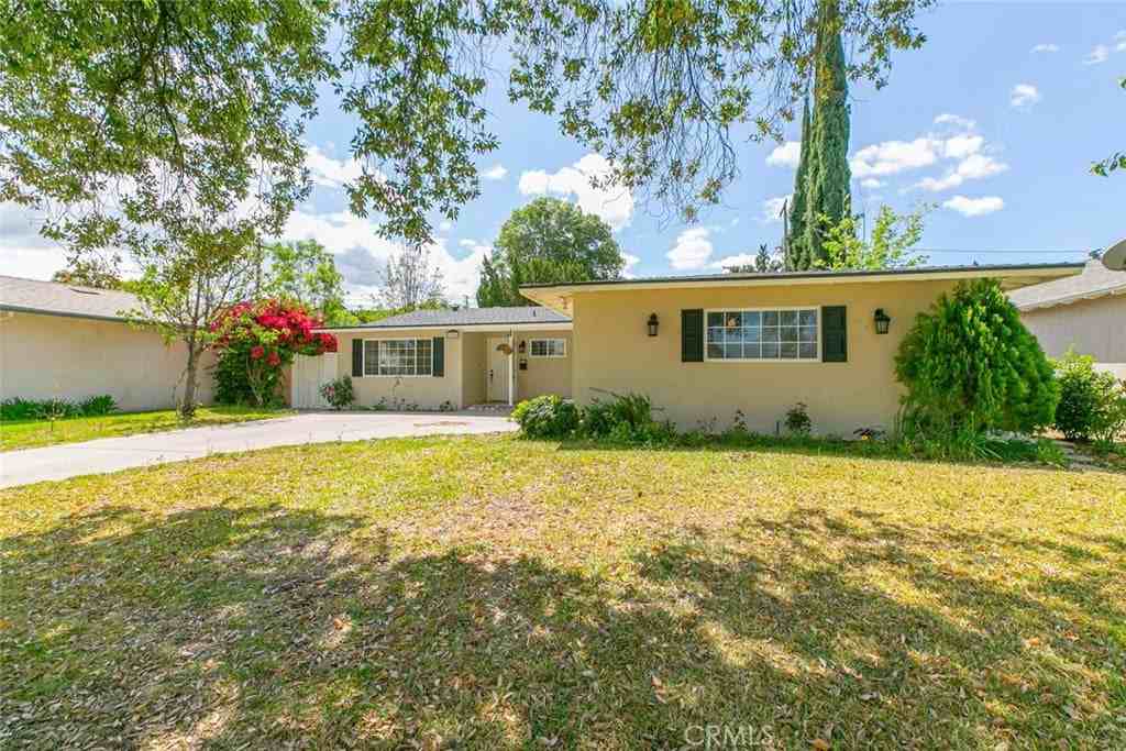 22504 Hartland St - Photo 2 of 44