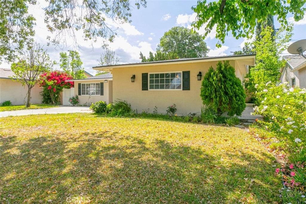 22504 Hartland St - Photo 3 of 44