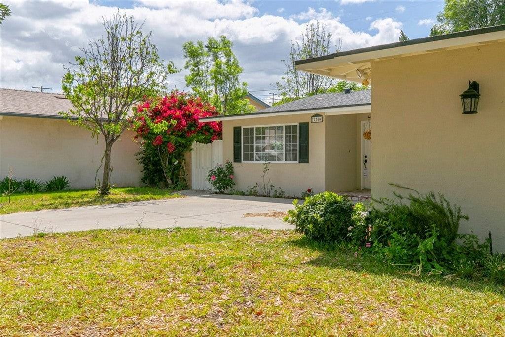 22504 Hartland St - Photo 4 of 44