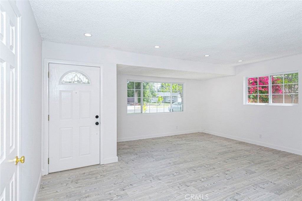 22504 Hartland St - Photo 6 of 44