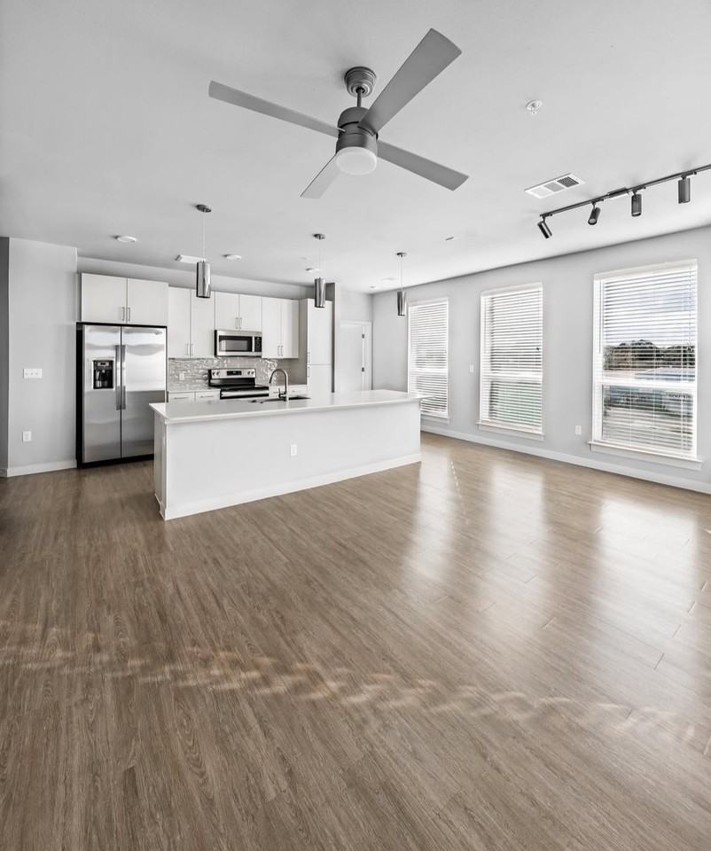 2111 N Austin Ave #01-109 - Photo 2 of 8