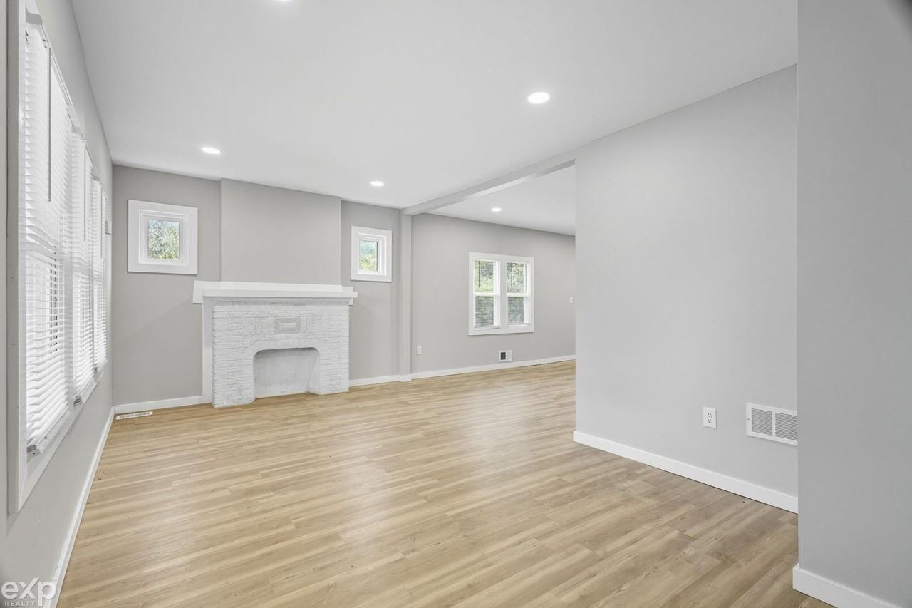 13320 Jane St - Photo 6 of 41