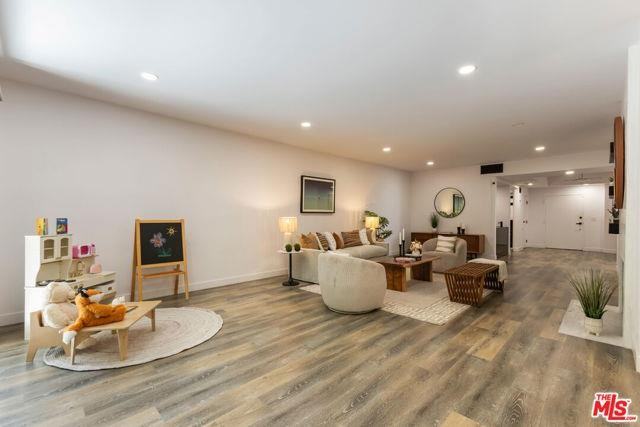 1210 N Kings Rd #101 - Photo 6 of 8