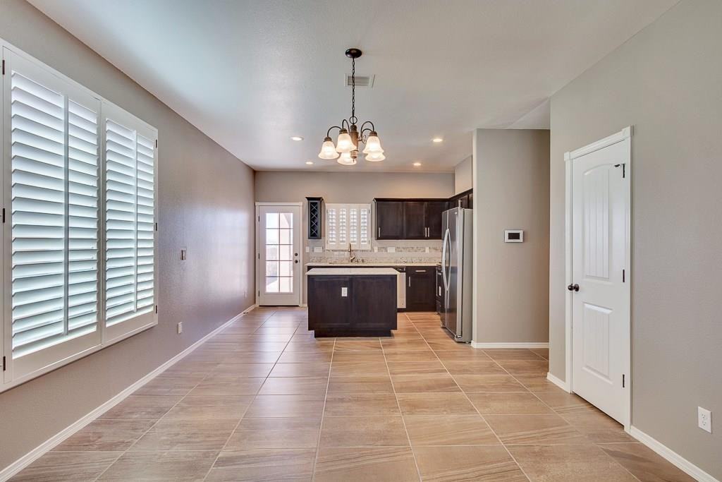 6081 Vintage St - Photo 7 of 37