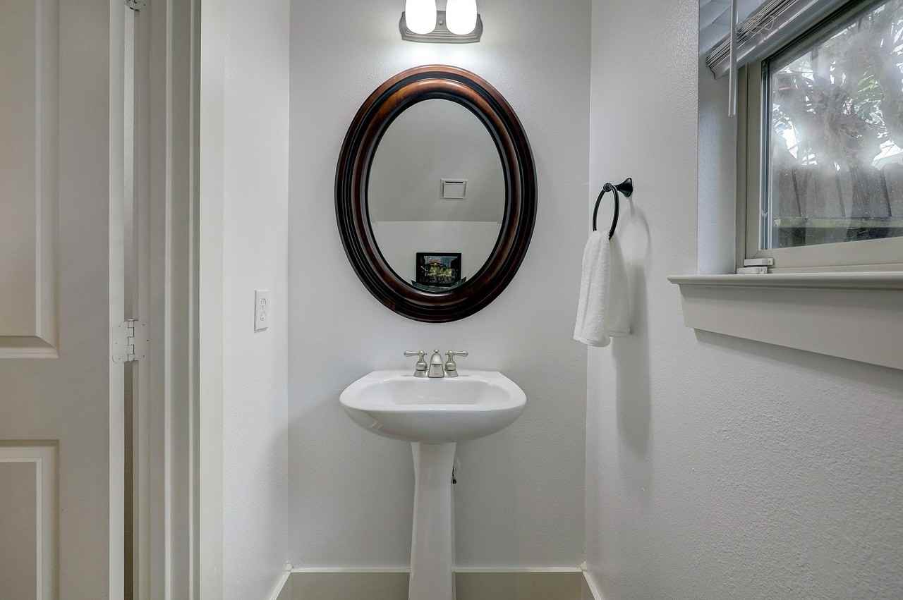 919 West 23rd Street - Photo 5 of 28