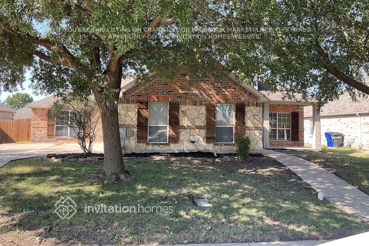 1014 Spinnaker Dr - Photo 2 of 15