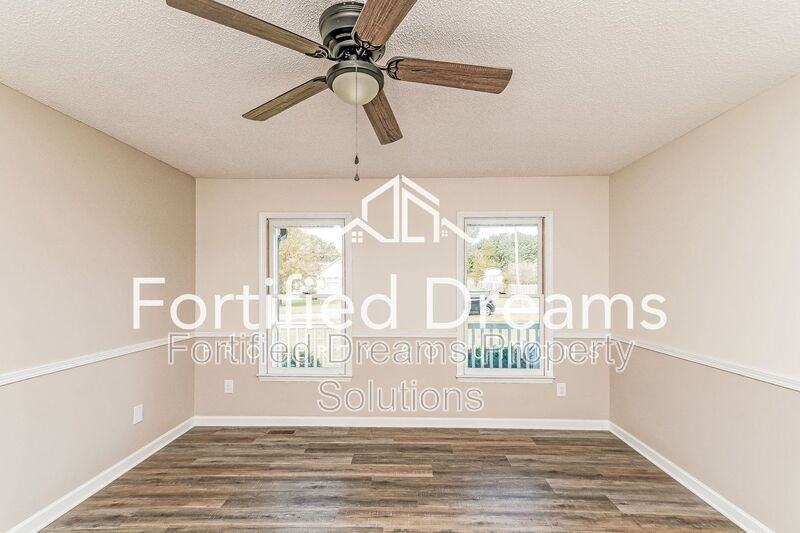 814 N Greenbriar St - Photo 4 of 17