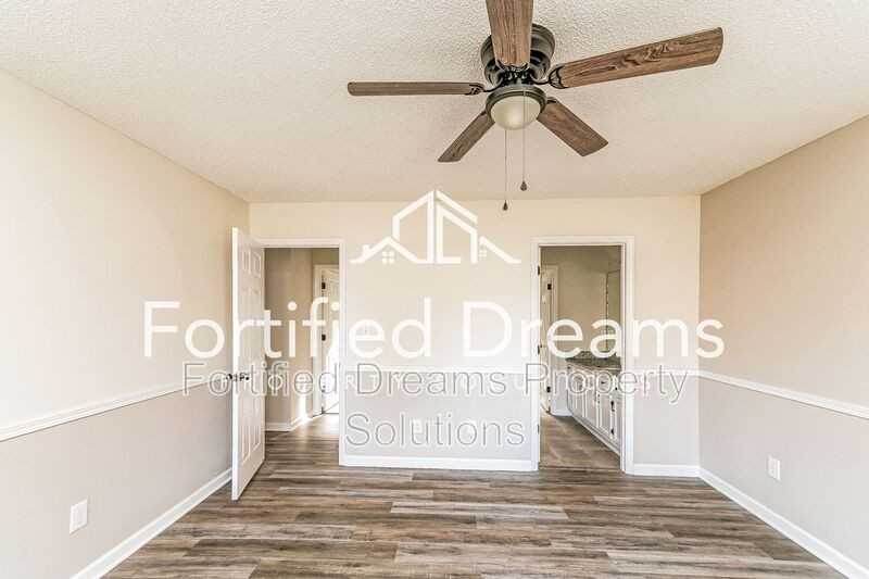 814 N Greenbriar St - Photo 5 of 17