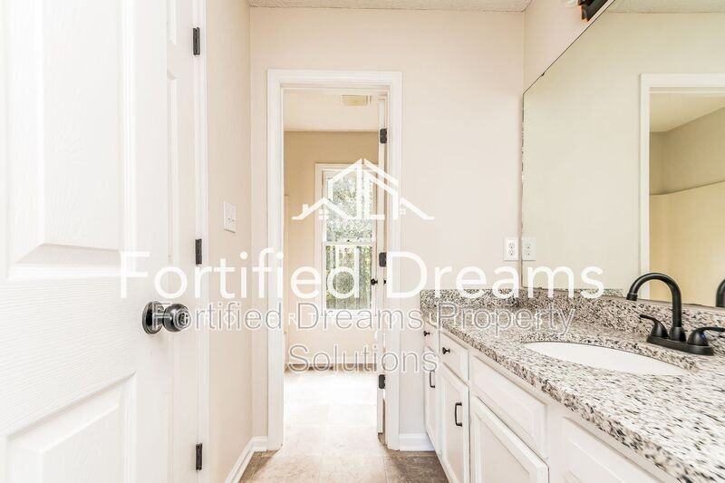 814 N Greenbriar St - Photo 7 of 17