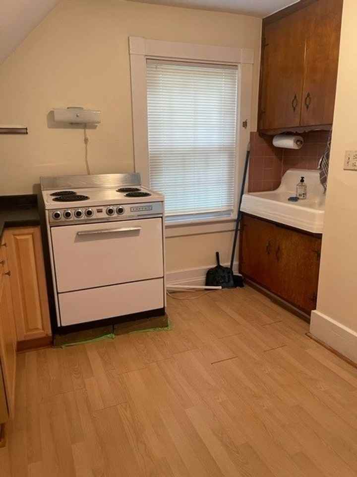 260 Lowell Ave - Photo 5 of 9