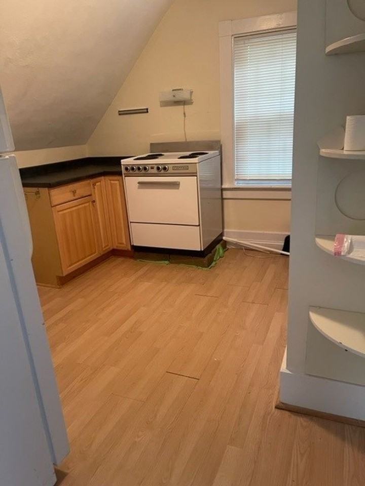 260 Lowell Ave - Photo 7 of 9