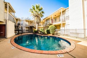 featured image of 105 W 38th 1/2 St