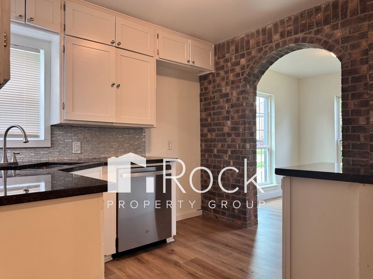 836 Ne 25th St - Photo 7 of 38