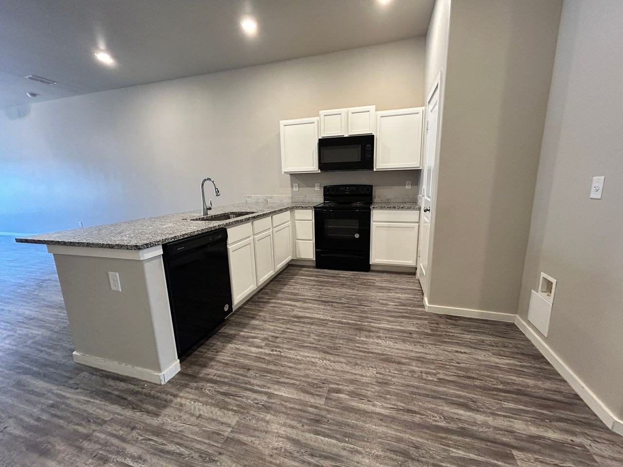 2110 2110 N. Avenue J - A #A - Photo 3 of 10