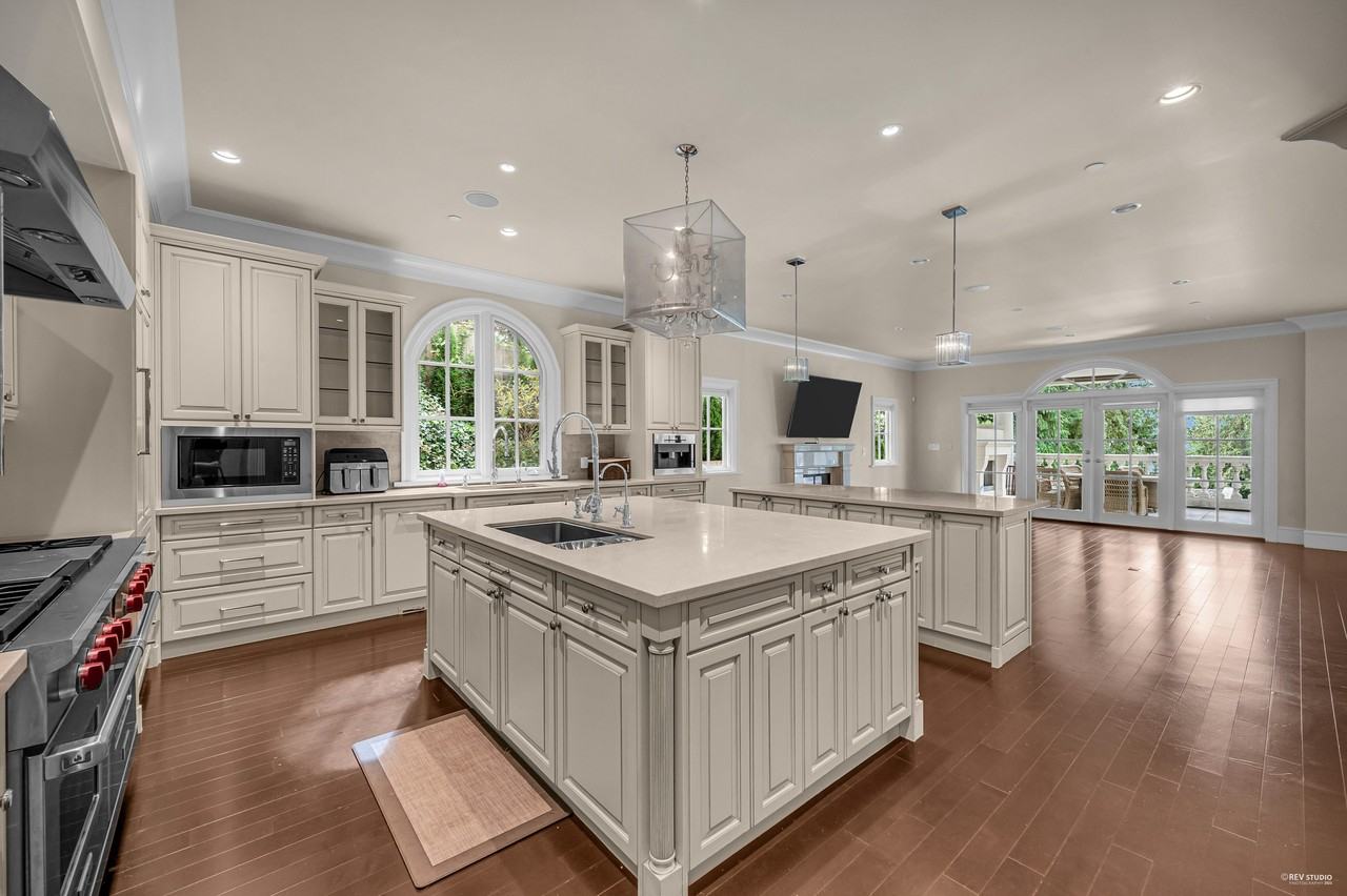 6089 Gleneagles Drive - Photo 4 of 40