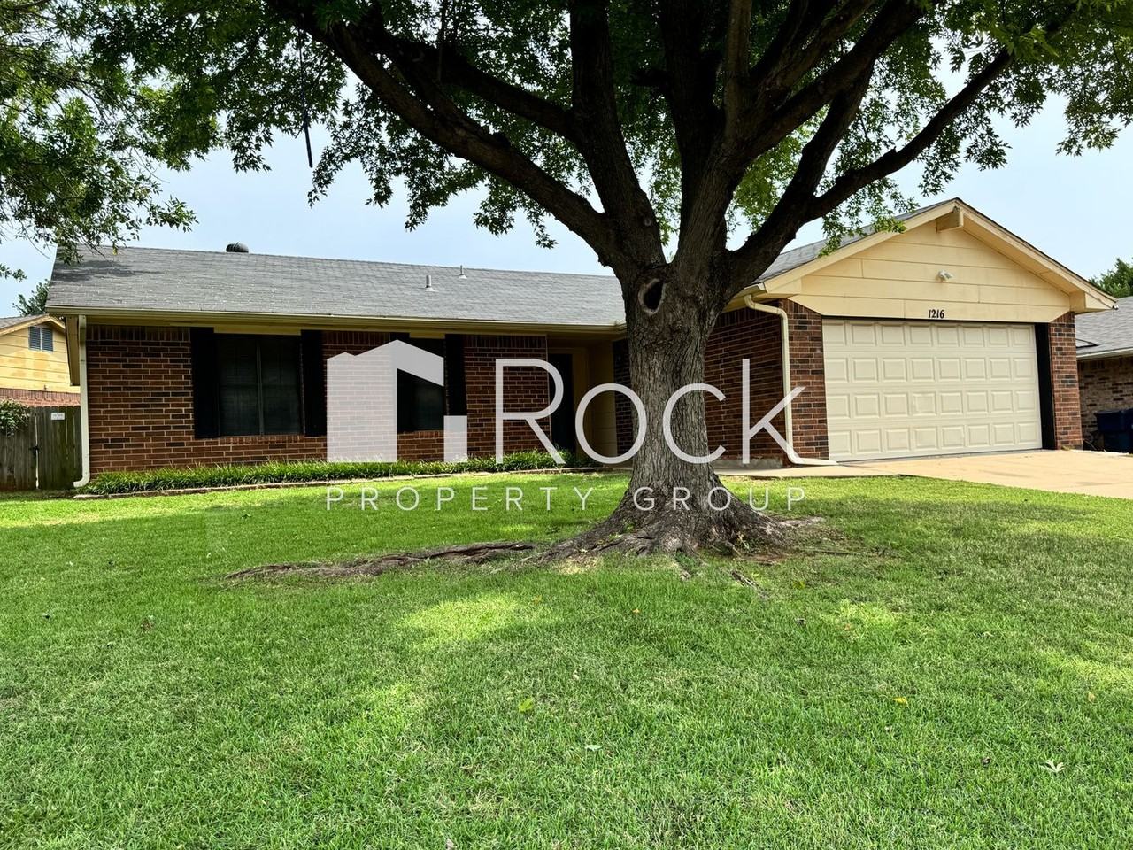 1216 Edinburg Dr - Photo 2 of 27