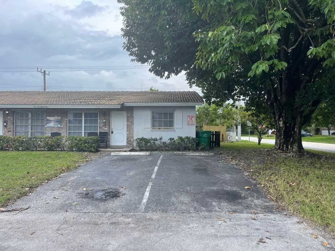 4001 Nw 78th Ter - Photo 2 of 13