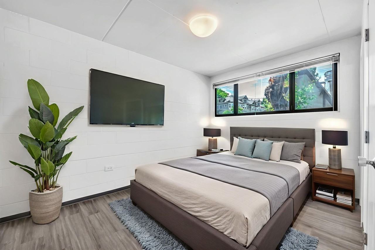 2065 NW Flanders St - Photo 3 of 10