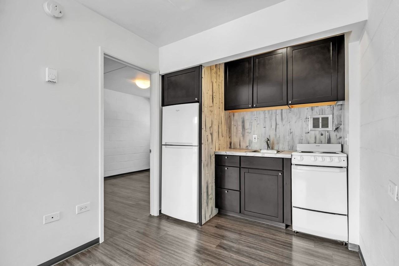 2065 NW Flanders St - Photo 4 of 10