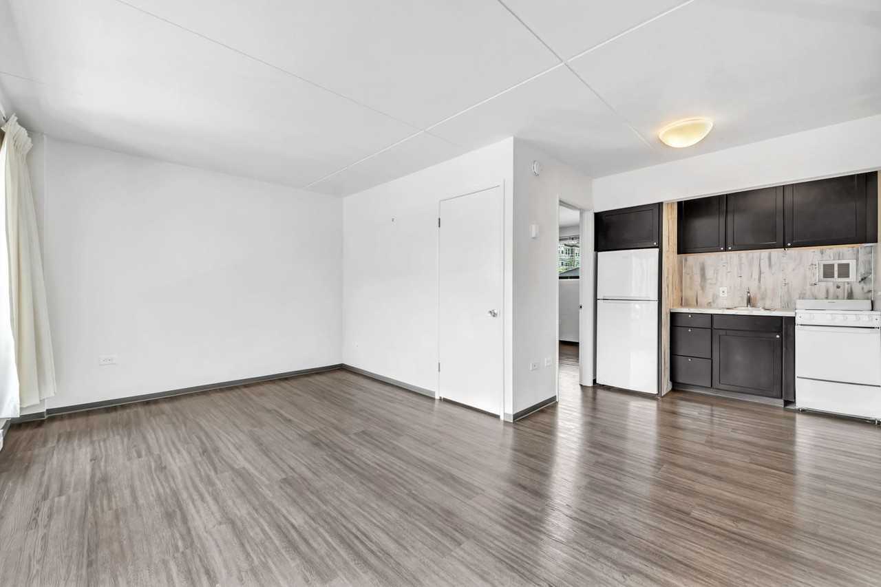 2065 NW Flanders St - Photo 5 of 10