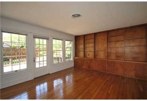 1114 W 22nd St - Photo 4 of 33