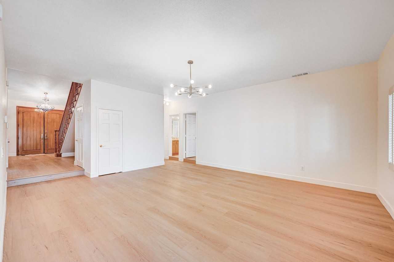 2916 West Oakey Boulevard - Photo 2 of 25