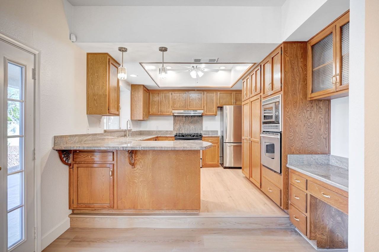 2916 West Oakey Boulevard - Photo 4 of 25