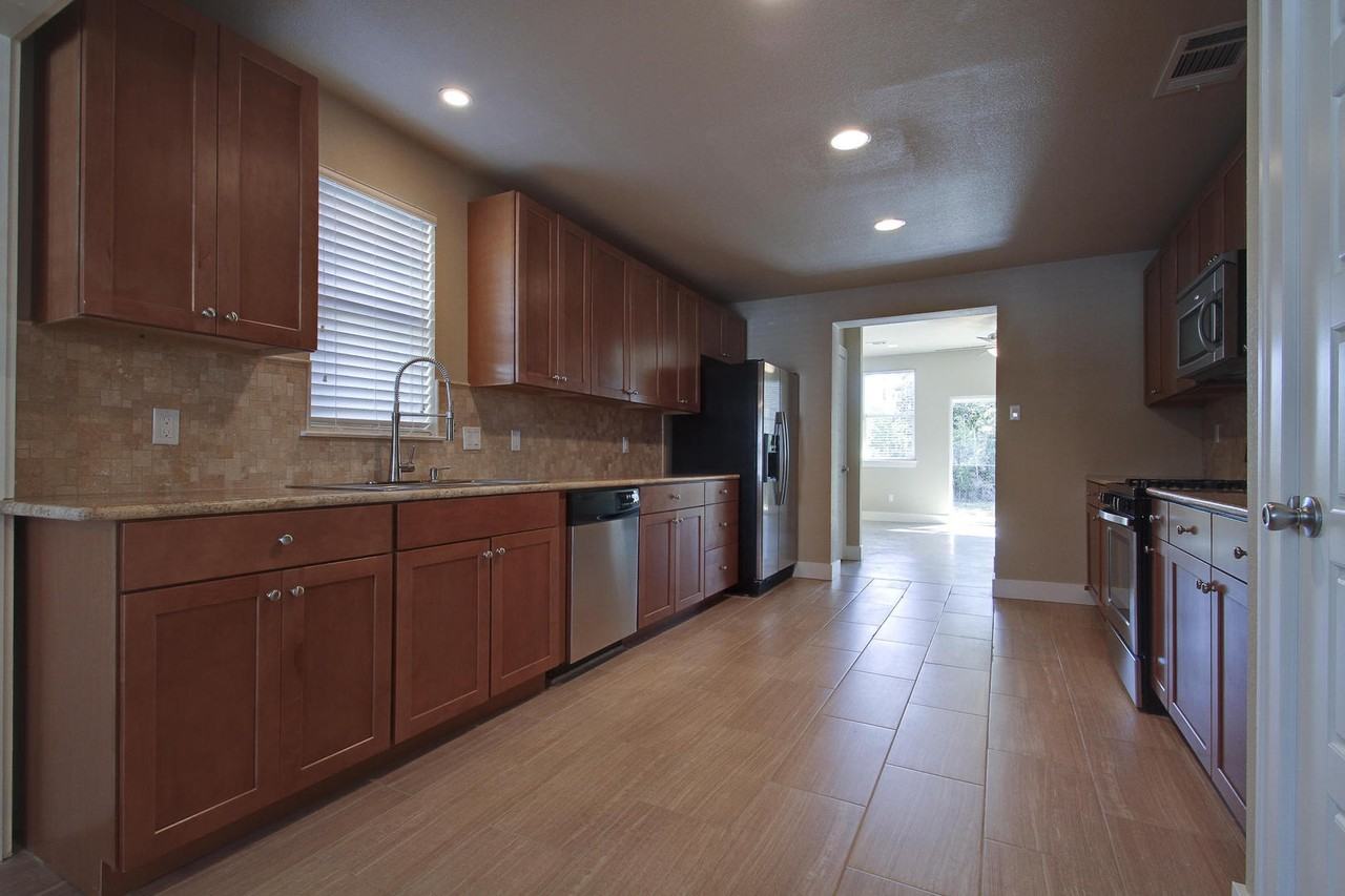 2913 Rio Grande St - Photo 7 of 31