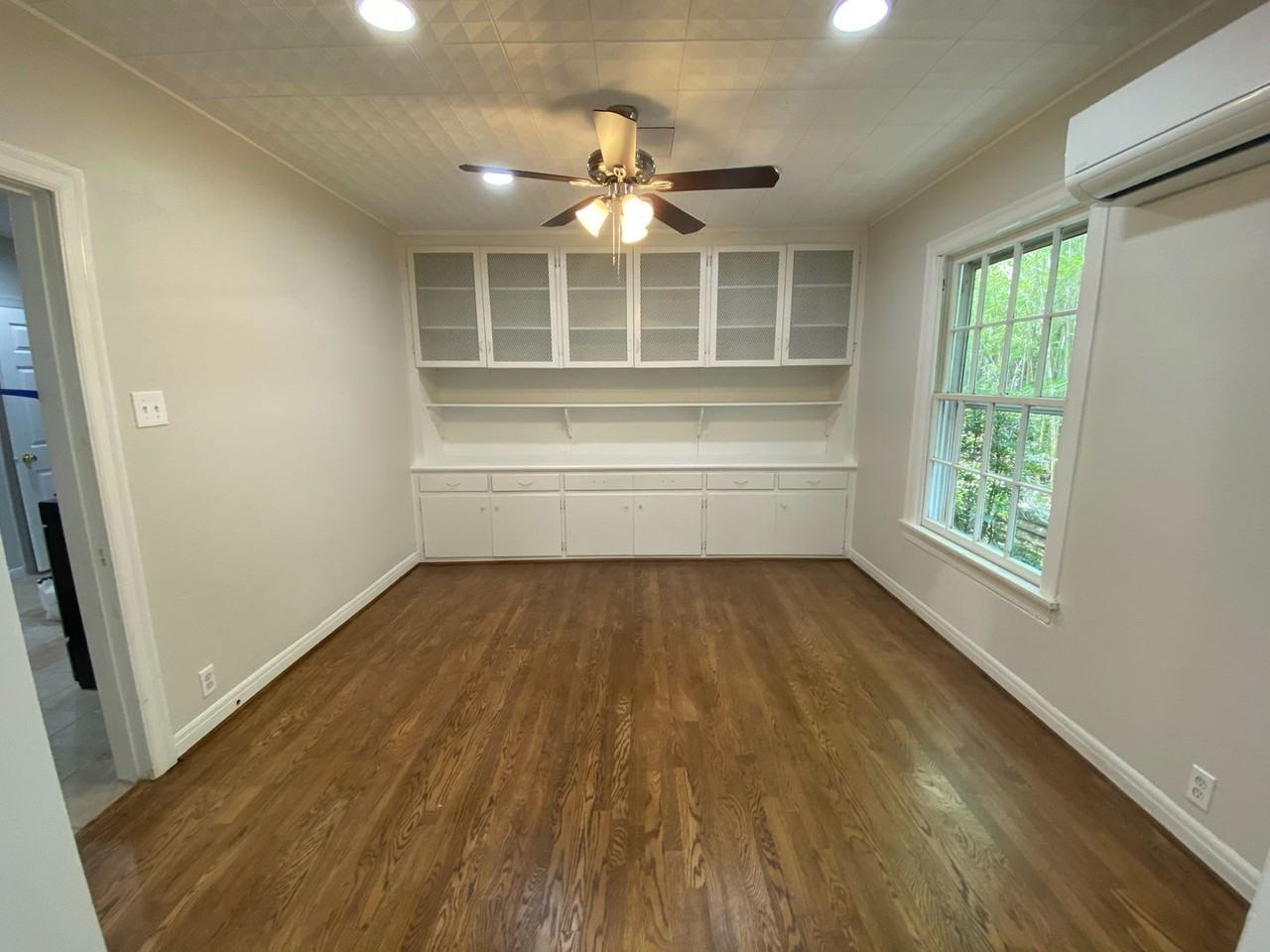 824 E 30th St - Photo 4 of 28