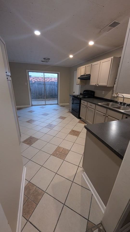 527 Birchwood Dr - Photo 3 of 10