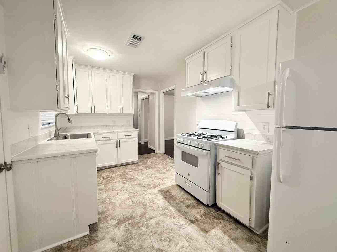 913 Wimberly St - Photo 7 of 25